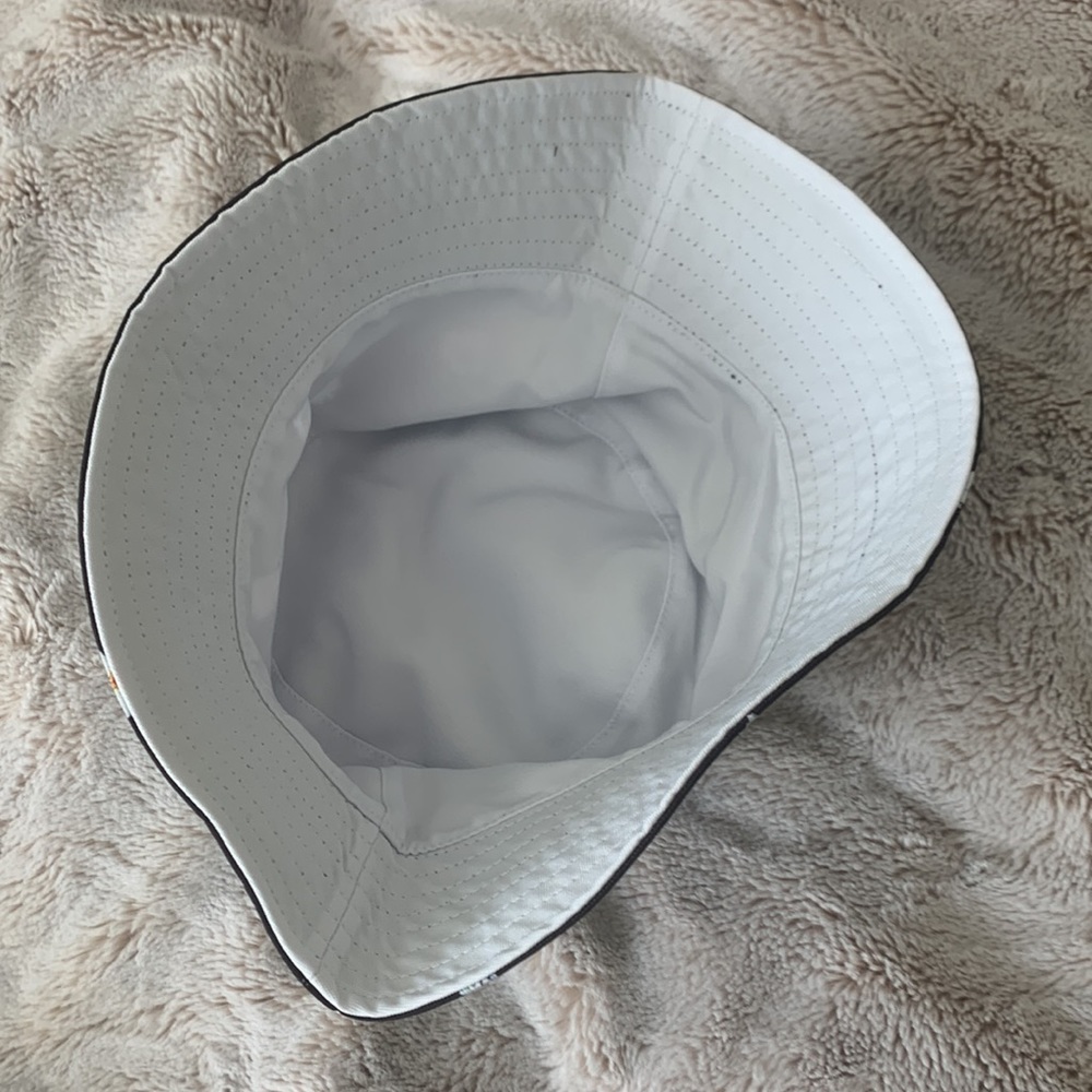 Alice + Olivia reversible daisy bucket hat - Picture 7 of 9